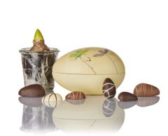 Gult Cocoture metalæg med chokoladeæg og marcipanæg