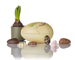 Gult metalæg med marcipanæg, fyldte chokoladeæg og påskeskum