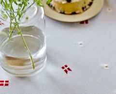 Sødahl Tillykke dug med broderede dannebrogsflag og margueritter Ø 180 cm.