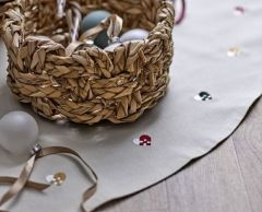 Sødahl Christmas Hearts Embroidery Juletræstæppe. Ø 110 cm.